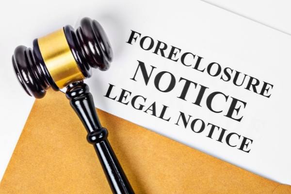 gavel and foreclosure notice paper
