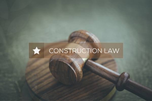 wooden gavel with text box that says "construction law"